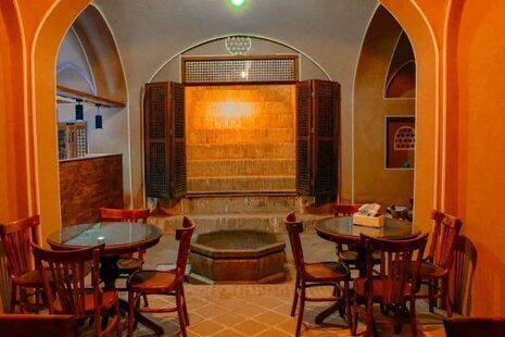 اتاق سنتی دوتخته دالو در بوم گردی کاشان