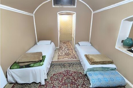 اتاق سه تخت اشتراکی آقایان در اقامتگاه بومگردی در یزد