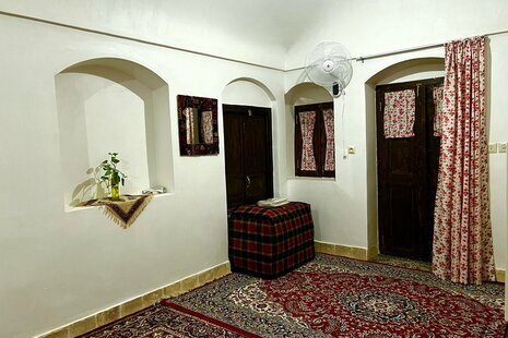 اتاق سنتی شبستان در اقامتگاه بومگردی شاهین شهر و میمه