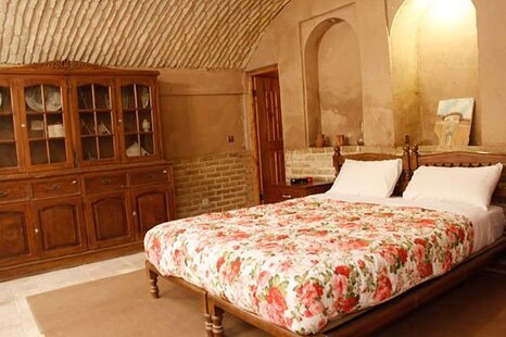 اتاق پنج تخت کاوه در هتل یزد