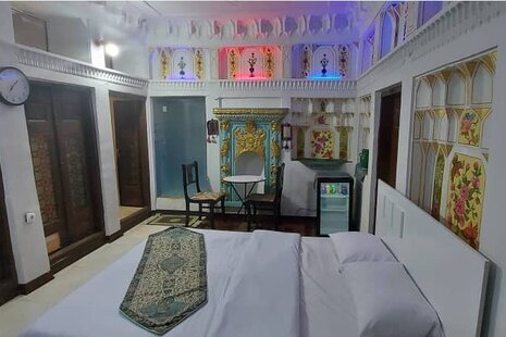 اتاق 3 تخته ترنج دراقامتگاه بومگردی در اصفهان