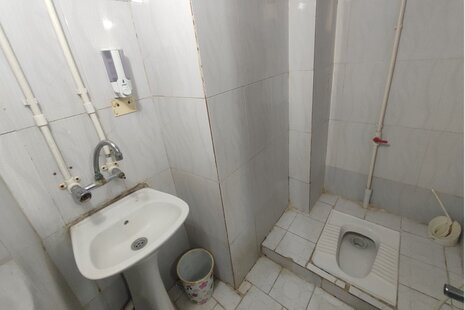 واحد کریم الدینی در مسافرخانه مشهد