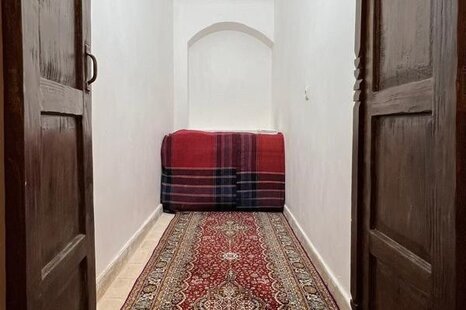 اتاق سنتی پنج دری در اقامتگاه بومگردی شاهین شهر و میمه