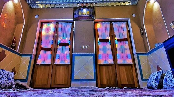 اتاق کرشاهی در اقامتگاه بومگردی کاشان