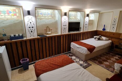 اتاق استاد ارحام صدر در اقامتگاه بومگردی اصفهان