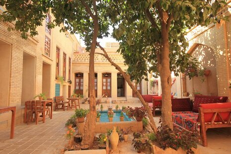 اتاق تک نفره نارنج در اقامتگاه بومگردی شیراز