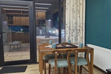 کلبه سوئیسی دوبلکس جکوزی دار  مبله دوخواب ارغوان در تنکابن