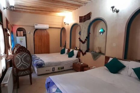 اتاق 4 نفره پنج دری در اقامتگاه سنتی شیراز