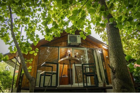 کلبه چوبی در شیرگاه