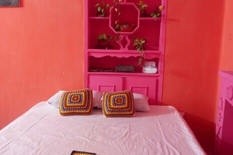 اتاق بهارنارنج در اقامتگاه بومگردی شیراز