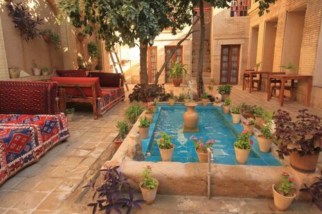 اتاق 2 نفره سه دری در اقامتگاه سنتی شیراز