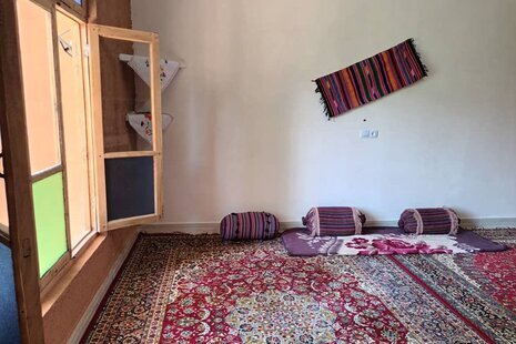 اتاق مبله در اقامتگاه بومگردی مجن