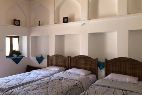 اتاق آینه در اقامتگاه بومگردی تفرش