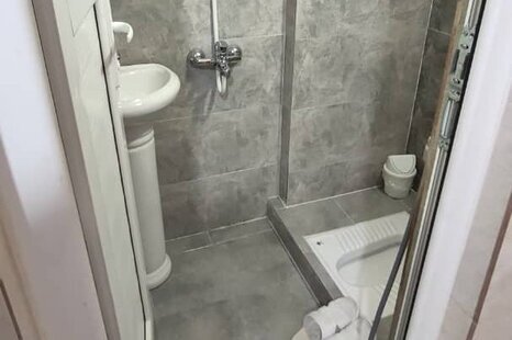 اتاق 203 دو تخت در مسافرخانه قم