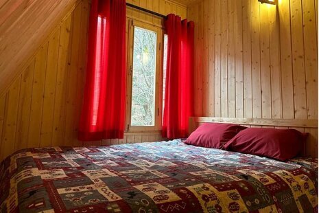 کلبه سوئیسی مبله دوخواب قرمز در پل سفید