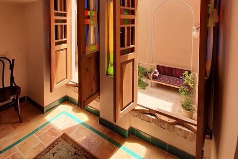 اتاق 4 تخته سرنا و کرنا در اقامتگاه بومگردی کاشان