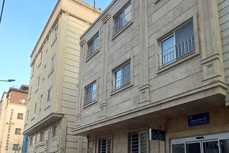 سوئیت سه تخت با سرویس فرنگی در مسافرخانه مشهد