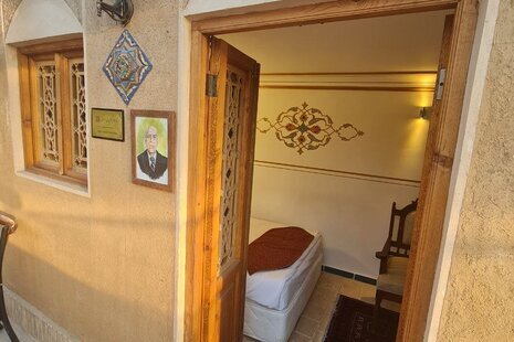 اتاق استاد تاج اصفهانی در اقامتگاه بومگردی اصفهان