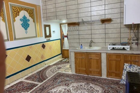 اتاق تک درخت در اقامتگاه بومگردی کاشان