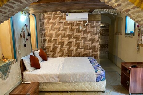 اتاق 5 نفره شاه نشین در اقامتگاه سنتی شیراز