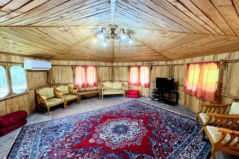 کلبه چوبی در طبیعت بکر لفور