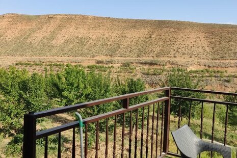 کلبه سوئیسی تکخواب سرزمین سبز در سمیرم