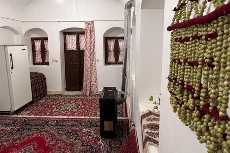 اتاق سنتی پنج دری در اقامتگاه بومگردی شاهین شهر و میمه
