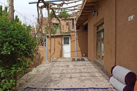 اتاق در اقامتگاه بومگردی در اسفراین