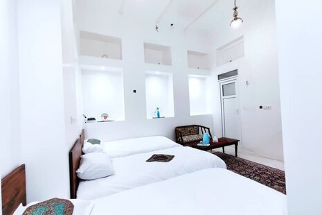 اتاق سه تخته در هتل سنتی در شوشتر