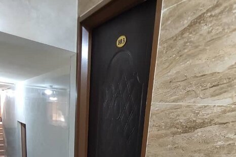 اتاق 103 سه تخت در مسافرخانه قم