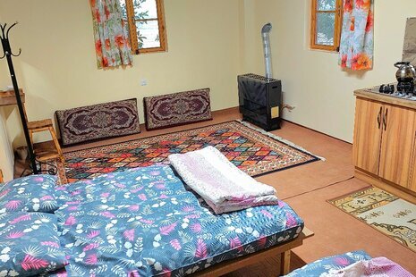 کلبه های فلت در اقامتگاه بومگردی در سوادکوه
