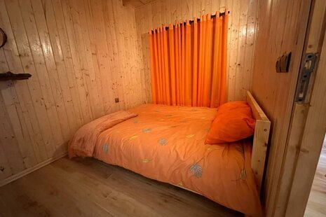 کلبه سوئیسی مبله دوخواب نارنجی در پل سفید