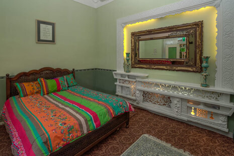 اتاق ترنج در اقامتگاه بومگردی در اصفهان