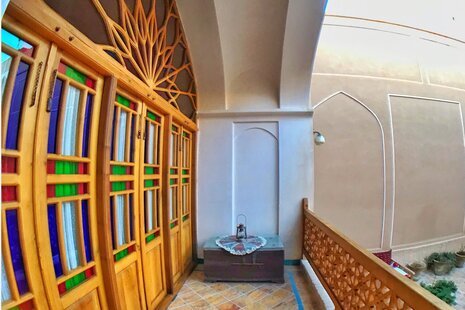 اتاق 5 تخته شورانگیز در اقامتگاه بومگردی در کاشان