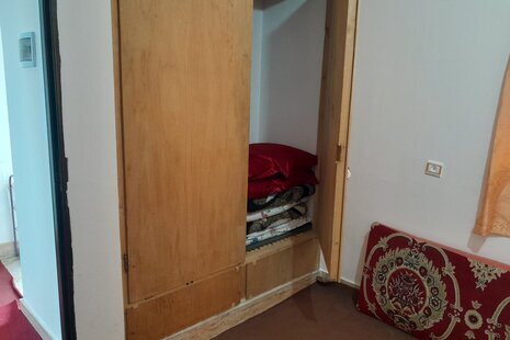 واحد تکخواب قهوه ای در طبقه دوم ویلا آمل