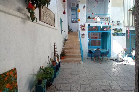 اتاق بهارنارنج در اقامتگاه بومگردی شیراز