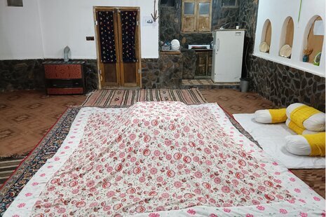 اتاق بهارنارنج دراقامتگاه بوم گردی برزک کاشان