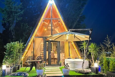 کلبه سوئیسی تکخواب در نور