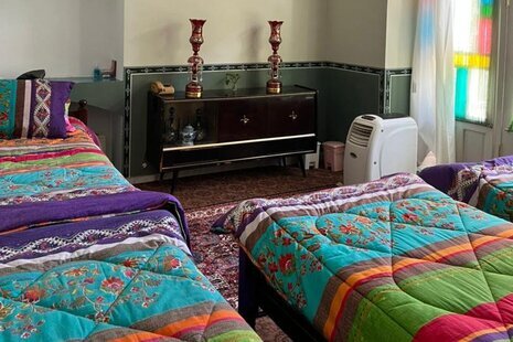 اتاق نارنج در اقامتگاه بومگردی در اصفهان