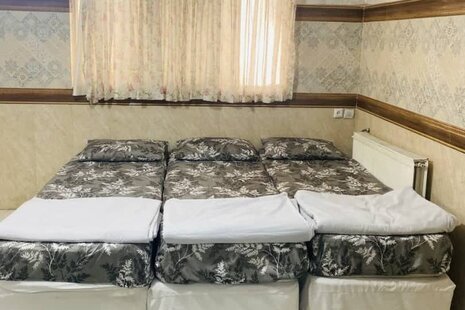 واحد پنج تخت در مسافرخانه مشهد