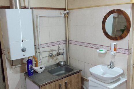 اتاق 4 در مسافرخانه در همدان