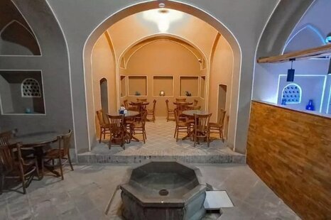 اتاق سنتی سه تخته بالا خانه در بوم گردی کاشان