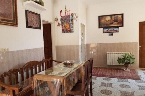 اتاق سه تخته در اقامتگاه سنتی در یزد