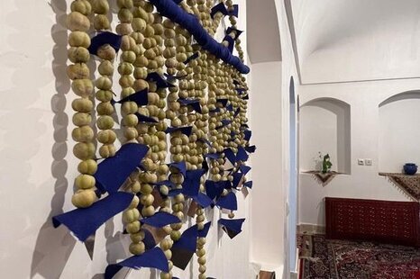 اتاق سنتی پنج دری در اقامتگاه بومگردی شاهین شهر و میمه