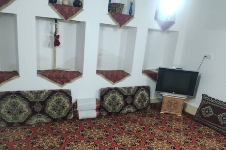 واحد تکخواب توت سفید در بومگردی برزک