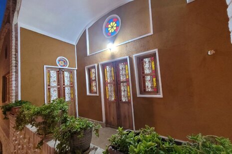 اتاق شاه نشین در اقامتگاه بوم گردی کاشان