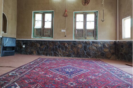 اتاق آفتابگردان دراقامتگاه بوم گردی برزک کاشان