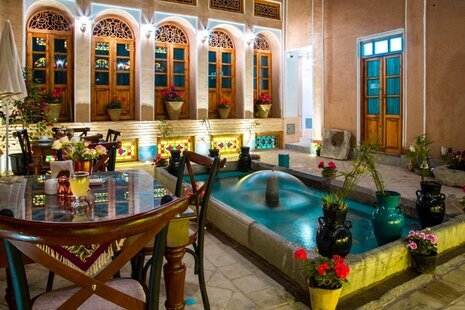 اتاق استاد ارحام صدر در اقامتگاه بومگردی اصفهان