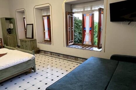 اتاق شاه نشین در عمارت بومگردی شیراز