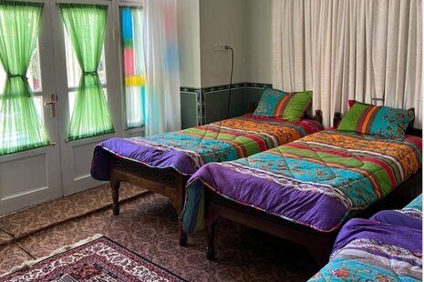 اتاق نارنج در اقامتگاه بومگردی در اصفهان